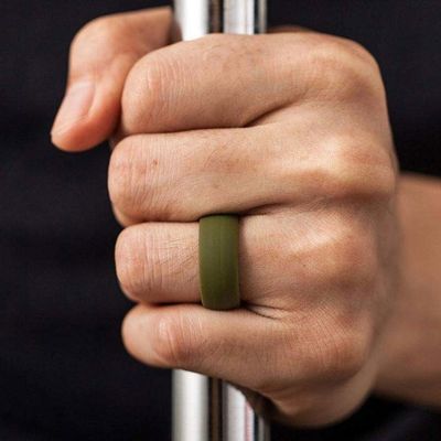 Diseño personalizado Anillo de dedo de goma de silicona ecológico Anillo de boda flexible y duradero