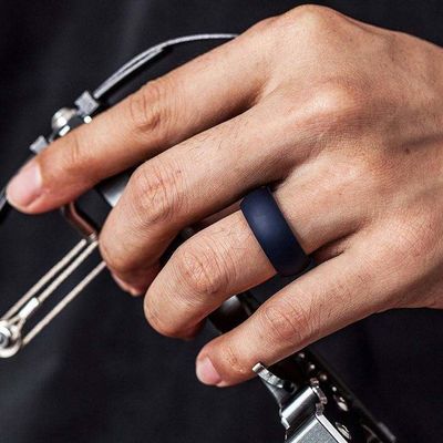 Diseño personalizado Anillo de dedo de goma de silicona ecológico Anillo de boda flexible y duradero
