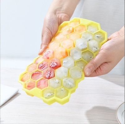 Fabricantes de helados sostenibles bandeja de hielo de silicona plegable caliente de 37 cavidades de panal de miel con tapa
