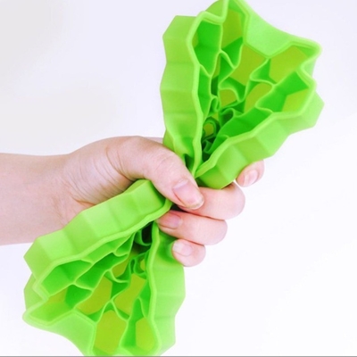 Fabricantes de helados sostenibles bandeja de hielo de silicona plegable caliente de 37 cavidades de panal de miel con tapa