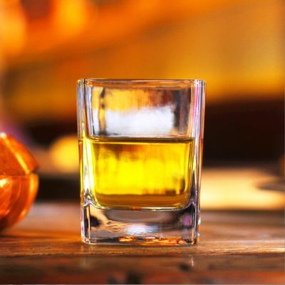 Copo de vidrio de cuña de whisky para el hogar hogar hotel bar de vidrio cuadrado listo para el envío 1 pieza