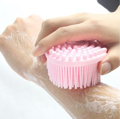 Es fácil limpiar la piel de Loofah con un limpiador de cuerpo de silicona y un cepillo de baño de ducha exfoliante