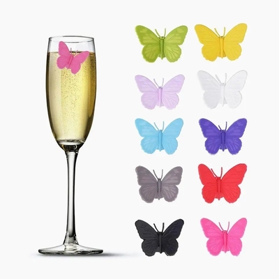 En el almacén de silicona Cute Butterfly diseño de vino botella de vidrio taza de taza etiquetas de identificación