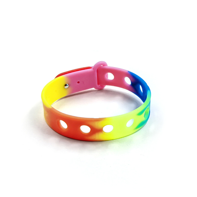 Pulsera de silicona multi color personalizada para niños con agujeros para amuletos por moldeo
