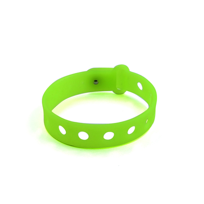 Pulsera de silicona multi color personalizada para niños con agujeros para amuletos por moldeo