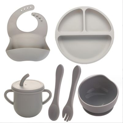 Conjunto de alimentación de bebés de silicona duradera cucharas libres de BPA placas de bibs estilo de diseño personalizado