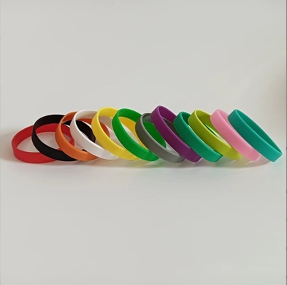 Servicio de corte y procesamiento de pulseras de silicona brillante con diseño y logotipo personalizados